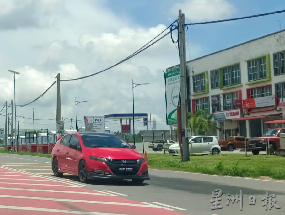 东：联邦公路工程地段已经铺路