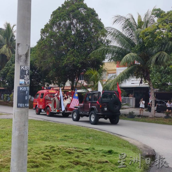 東：金馬揚志願消防隊主席小登科 隊員親手設計花車組織迎親車隊