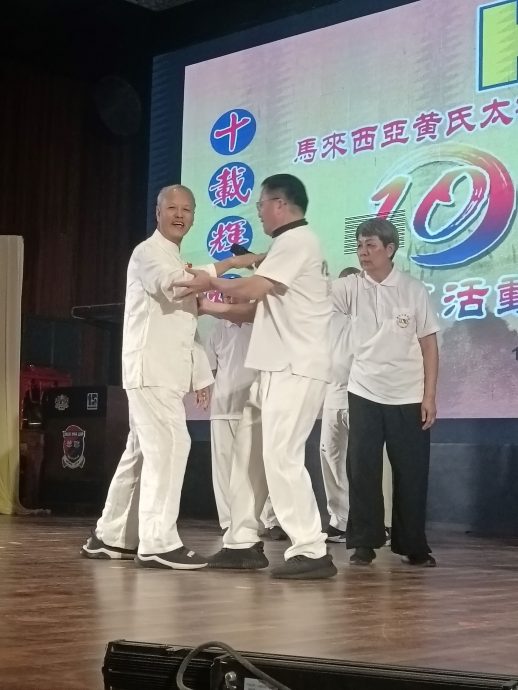 东：马来西亚黄氏太极文德甲分会办庆祝成立10周年纪念晚宴，宴席延开70席。