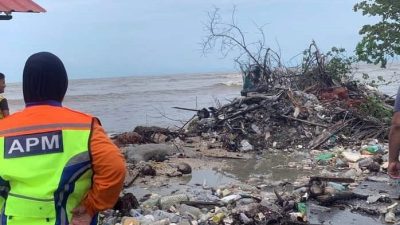 中秋遇超级月亮致大涨潮 海水倒灌沙石垃圾满路