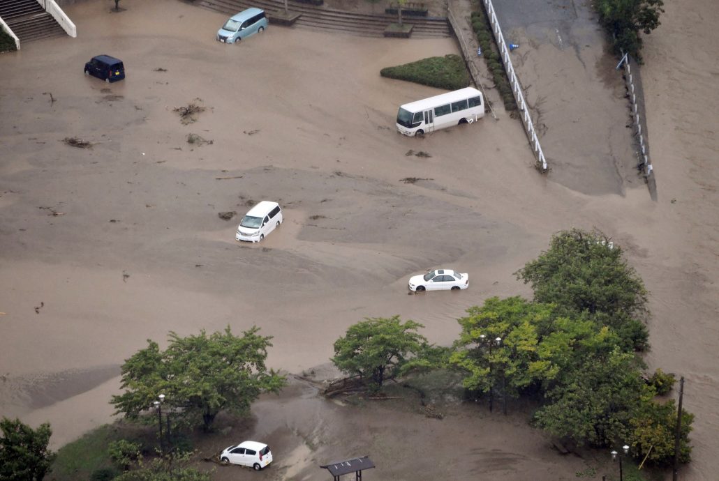 人车冲走 日本石川县破纪录暴雨 至少1死7失联