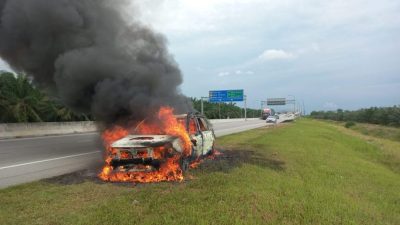 休闲车西海岸大道旁 烧毁80%无人伤亡