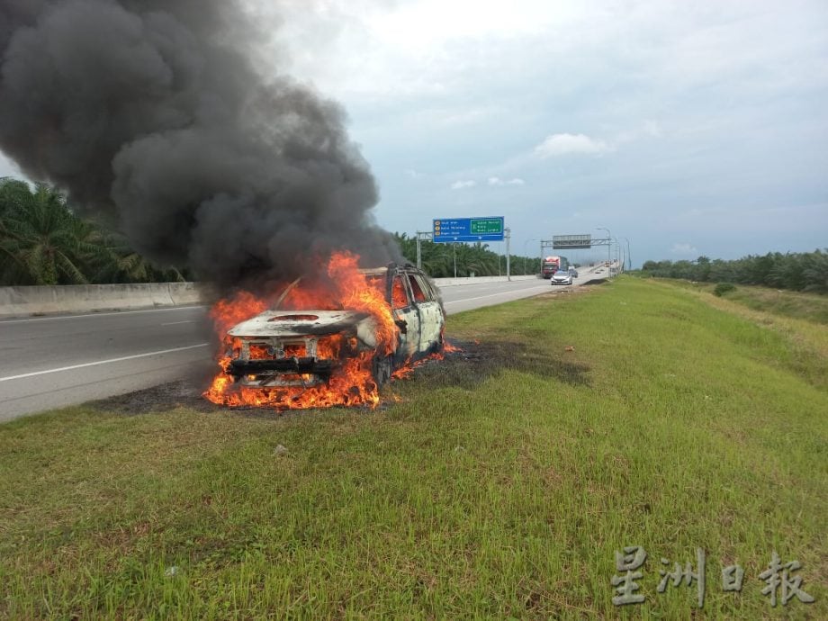 休闲车西海岸大道旁 烧毁80%无人伤亡