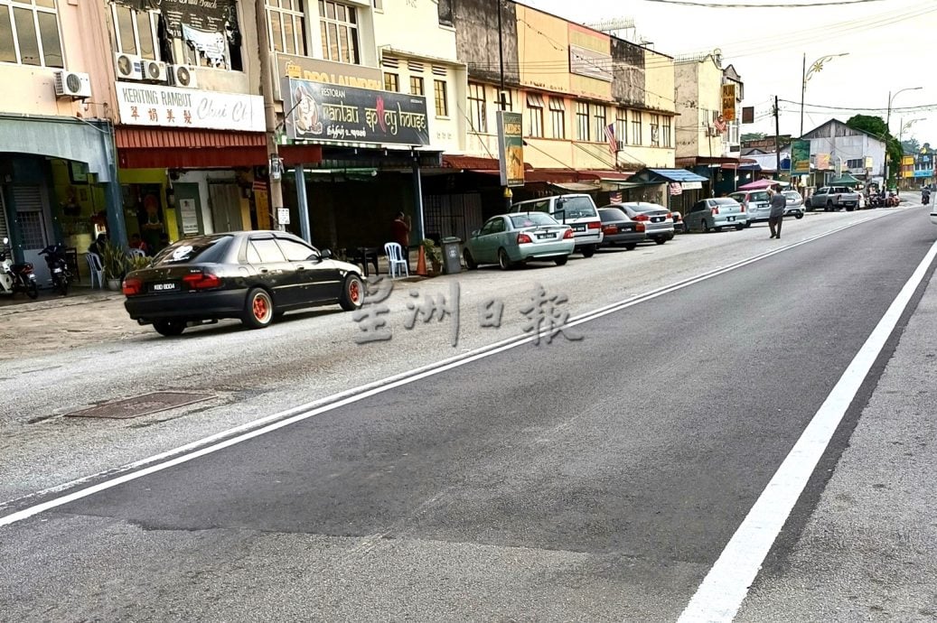 供星洲網/晏斗大街鋪路鋪半邊，路段一新一舊，蔚為奇觀