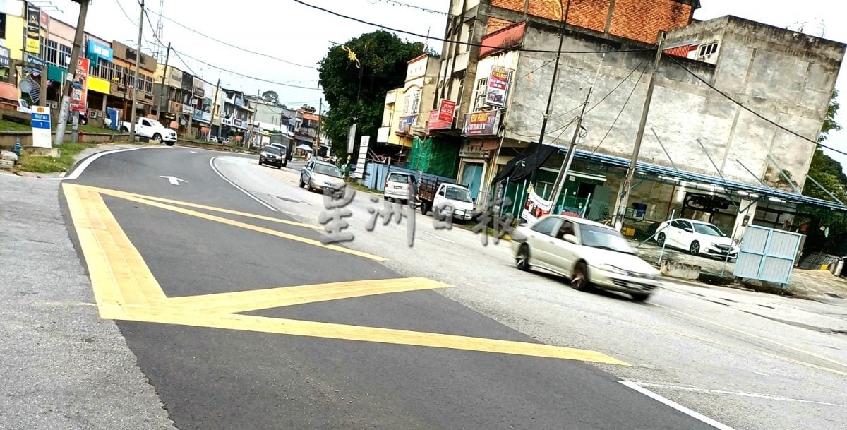 供星洲网/晏斗大街铺路铺半边，路段一新一旧，蔚为奇观