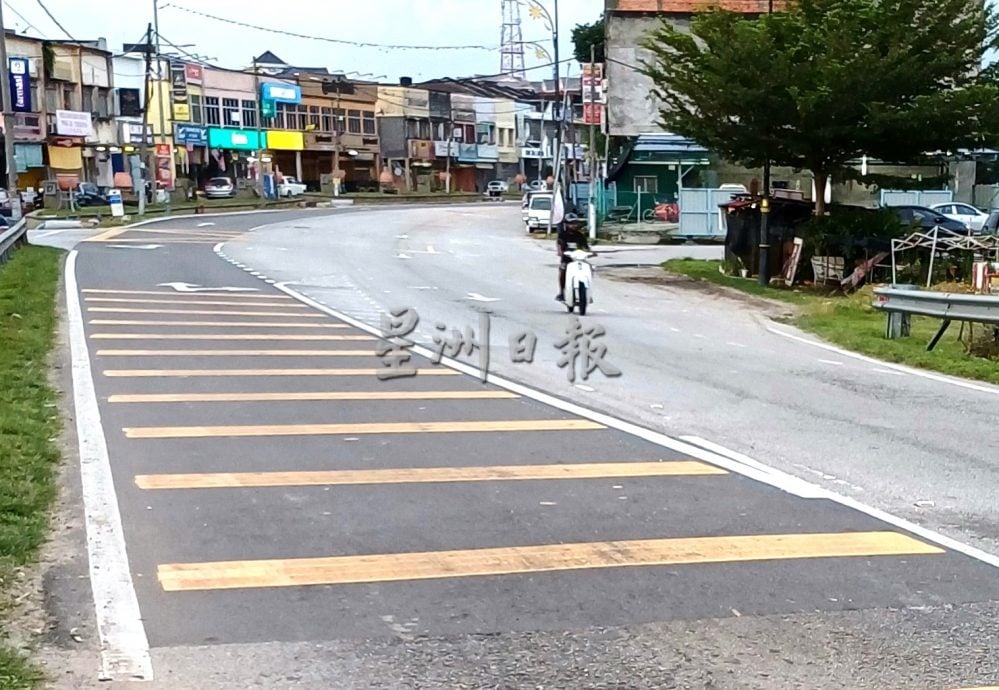 供星洲网/晏斗大街铺路铺半边，路段一新一旧，蔚为奇观