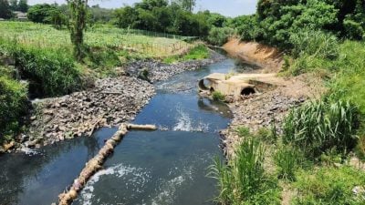 汝來瑟卡河河水呈黑飄異味 汙染源疑自汙水處理廠