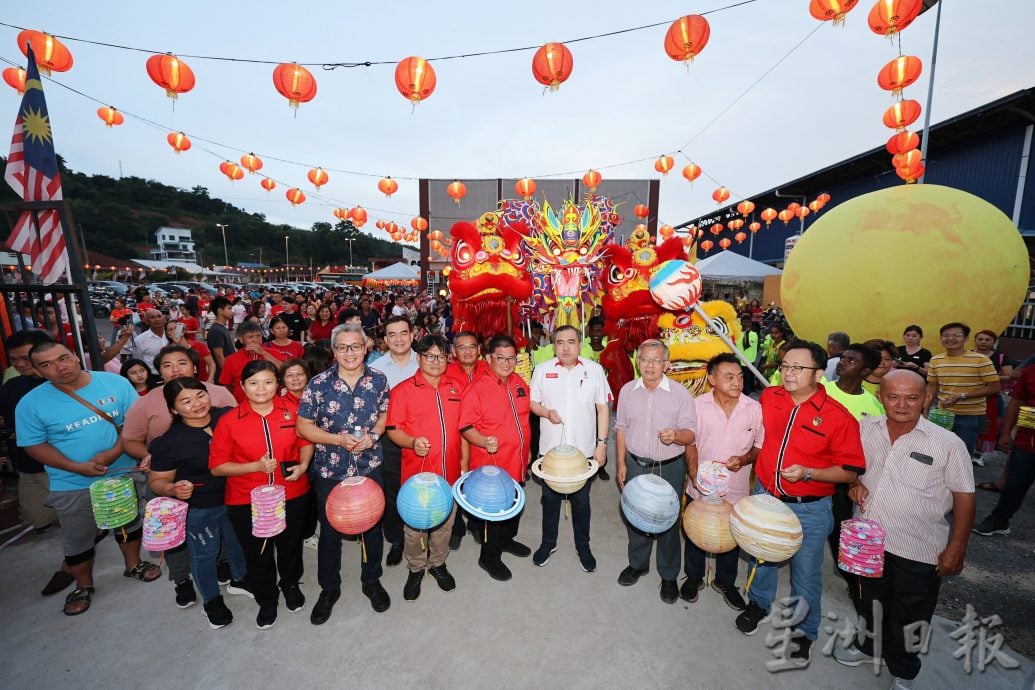 供星洲网／知知港中秋晚会 村委打造“航天梦”火箭灯笼 让村民与嫦娥玉兔见面