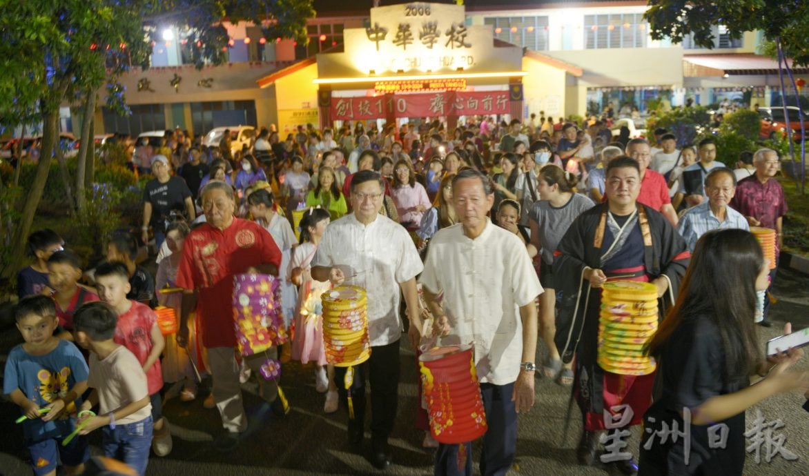 供星洲網：2000人的盛宴，數百男女老幼穿上漢服在波小慶中秋