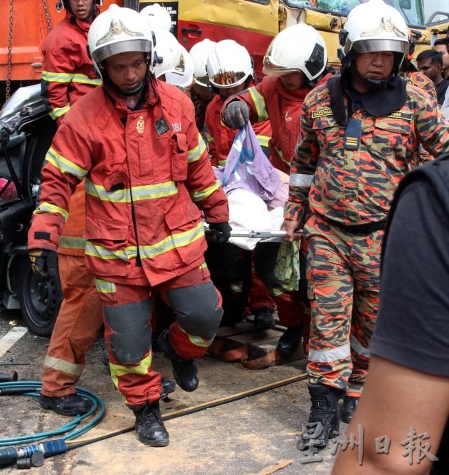 供星洲网：“耗了整整两小时才将遗体抬出车外！恐怖连环车祸，酿1死多伤