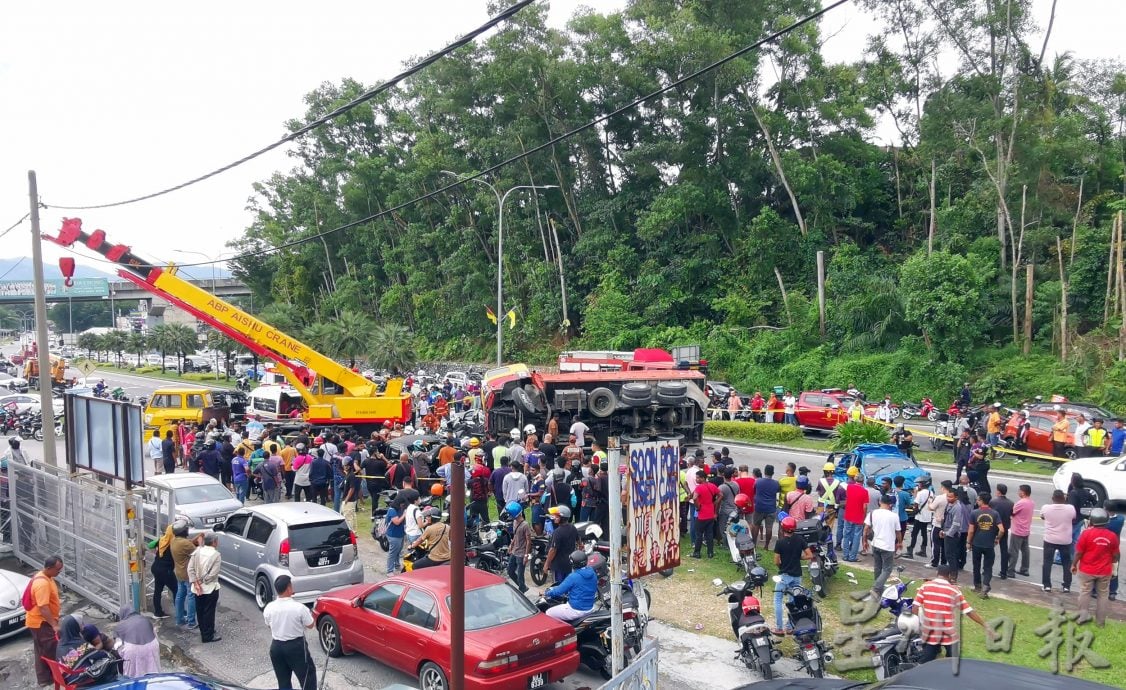 供星洲網：“耗了整整兩小時才將遺體抬出車外！恐怖連環車禍，釀1死多傷