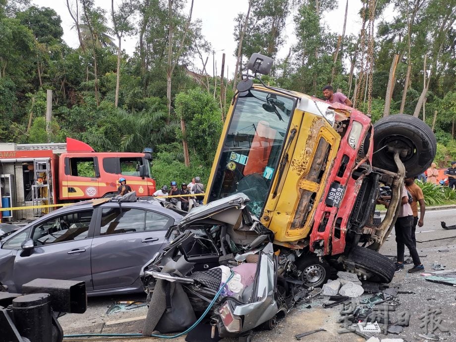 供星洲網：“耗了整整兩小時才將遺體抬出車外！恐怖連環車禍，釀1死多傷