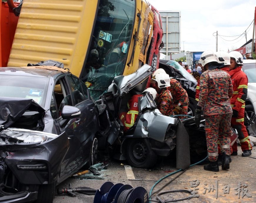 供星洲網：“耗了整整兩小時才將遺體抬出車外！恐怖連環車禍，釀1死多傷