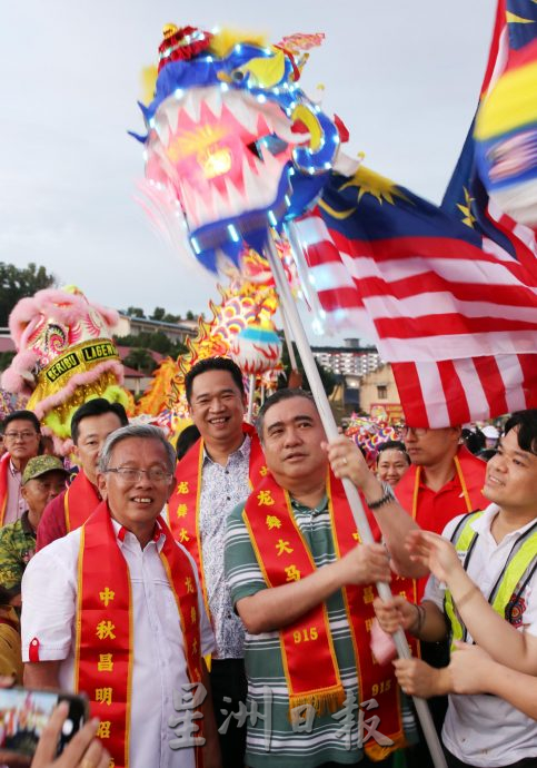 供星洲网：“龙舞大马日，中秋昌明昭”获逾百华团响应，3000人提灯游行！