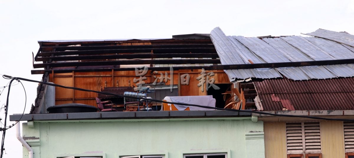 供星洲網：半小時狂風暴雨；文丁區爆發15年來最嚴重風災；逾百戶災黎屋頂被掀翻