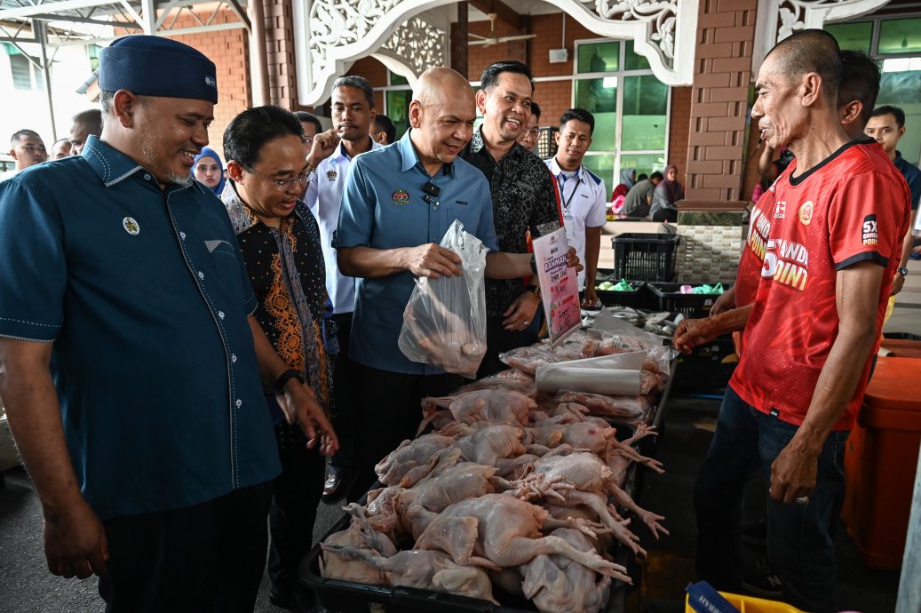 国内贸易及生活费部长拿督阿米占保证，水灾灾区的粮食供应充足。