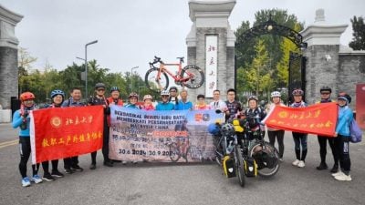 2七旬长者无惧烈日风雨 骑行万里路 祝福马中情