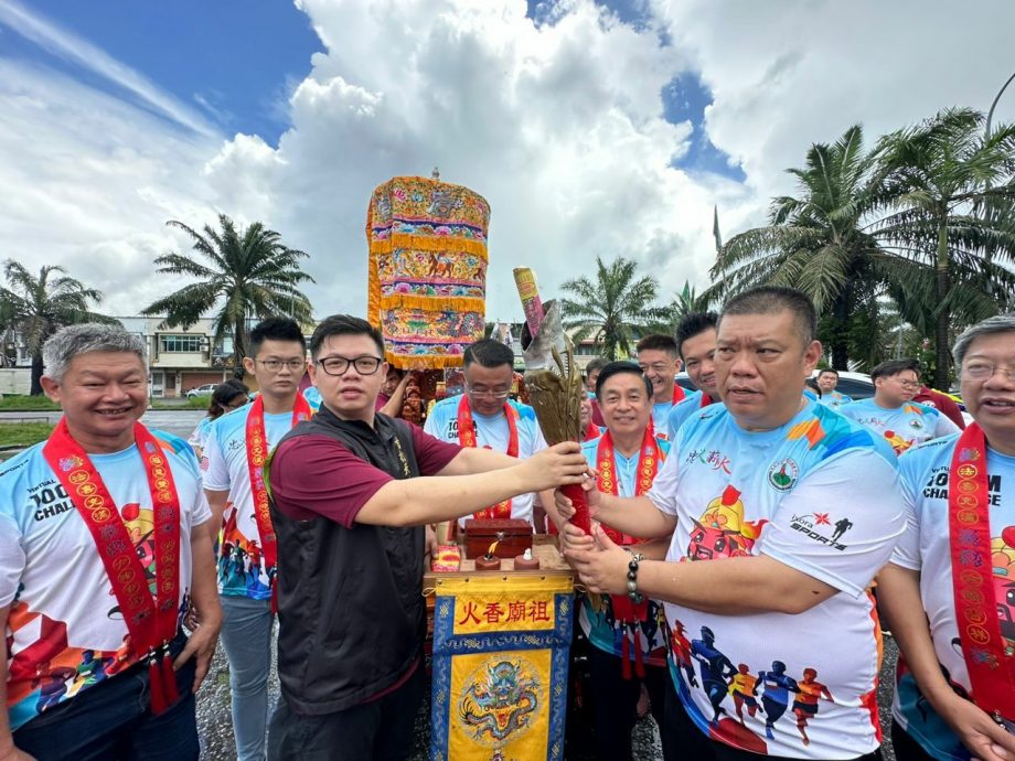 关公文化节“忠义薪火下南洋” 雨水无阻圣火传递