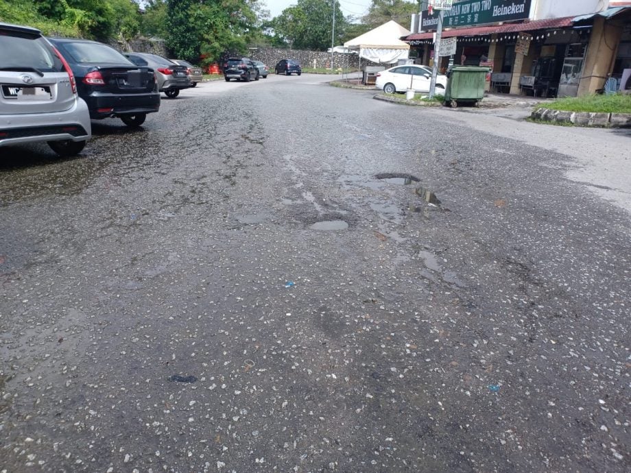 加影輝煌花園商區1/1路 路面水長流泡出坑洞