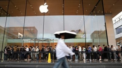 北京iPhone16首賣潮　臺媒:人潮不比往日 果粉搶“沙漠金”