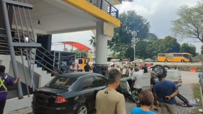 車撞停車場圍欄墜地|疑抽搐駕駛失控 華青獲民眾救出送院