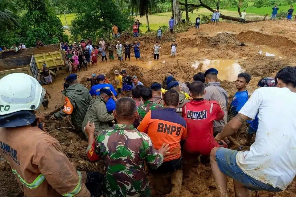 印尼一非法矿山发生滑坡造成至少15人死亡