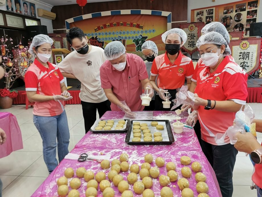 可做版头//大都会：巴生滨海潮州会馆少年团，50人在7小时内完成制作1000粒潮州月饼