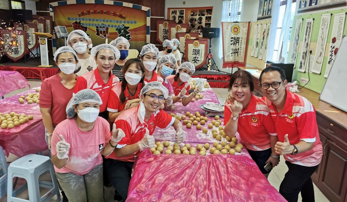 可做版头//大都会：巴生滨海潮州会馆少年团，50人在7小时内完成制作1000粒潮州月饼