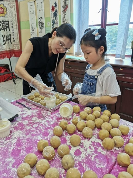 可做版头//大都会：巴生滨海潮州会馆少年团，50人在7小时内完成制作1000粒潮州月饼