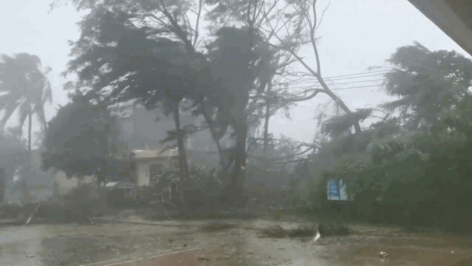 台风摩羯登陆 海南转移41万人、3机场航班全部取消