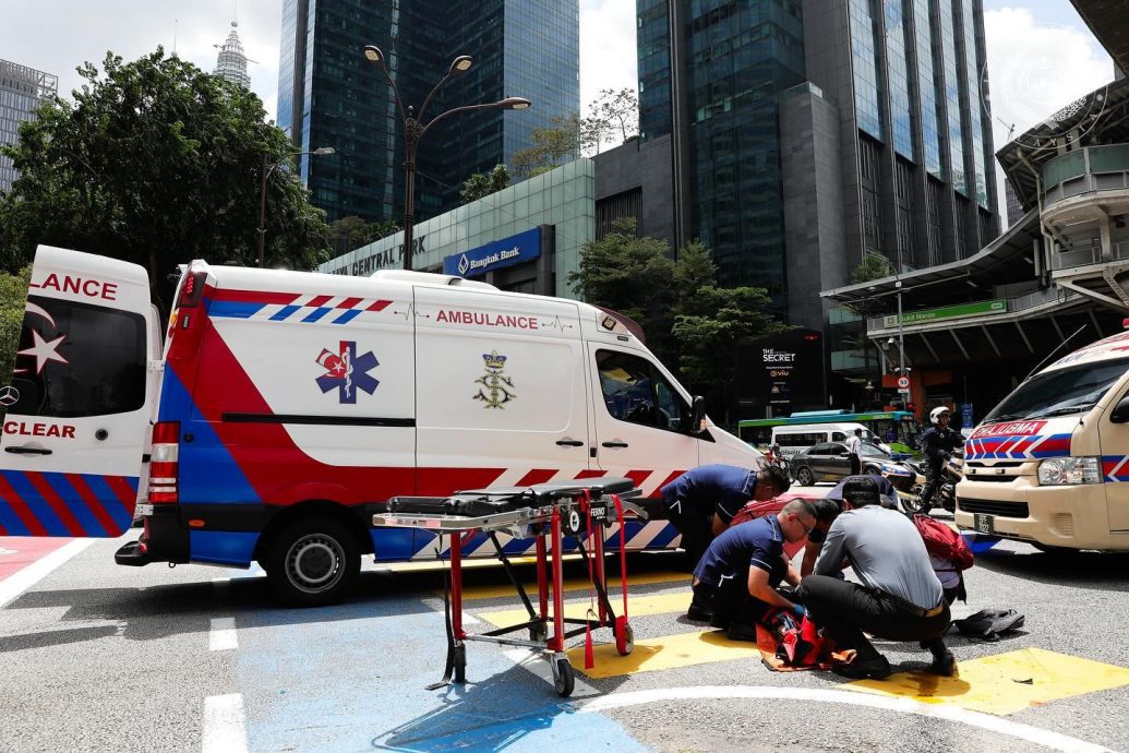 國家元首醫療團隊停下救助車禍傷者