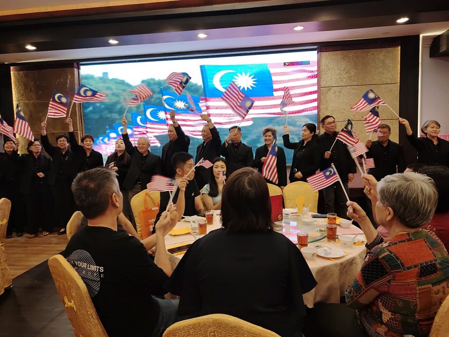 国庆日庆87周年社庆 霹琼声社全员摇国旗唱“Jalur Gemilang”