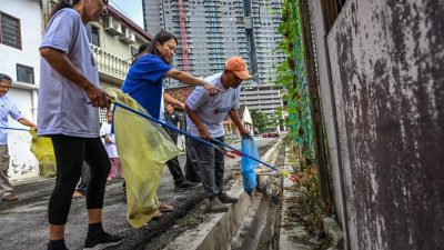 水塘路逢雨必灾它害的  峇都河须清除沙石垃圾