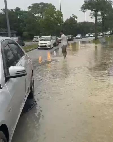 大都会/午后豪雨，沙亚南和巴生边界多区淹水！