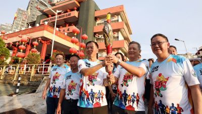 关公文化节火炬抵巴生站  300人迎圣火 环绕福建会馆