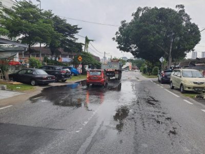 排水沟高于马路致水患 余保凭吁提升排水系统