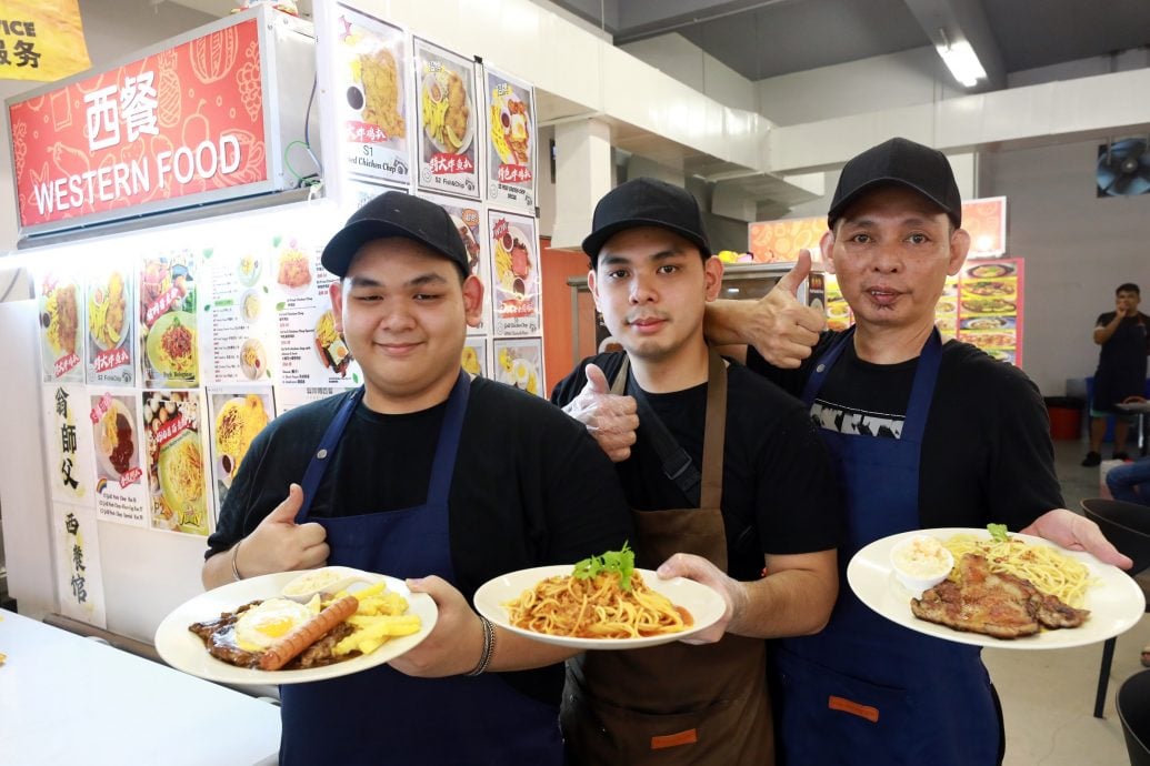 大都会/揾食系列/928见报/《翁师父西餐馆》“大件抵食”大手掌鸡扒拌秘制黑胡椒酱汁征服吃货味蕾 早晚市车轮战应付客流   