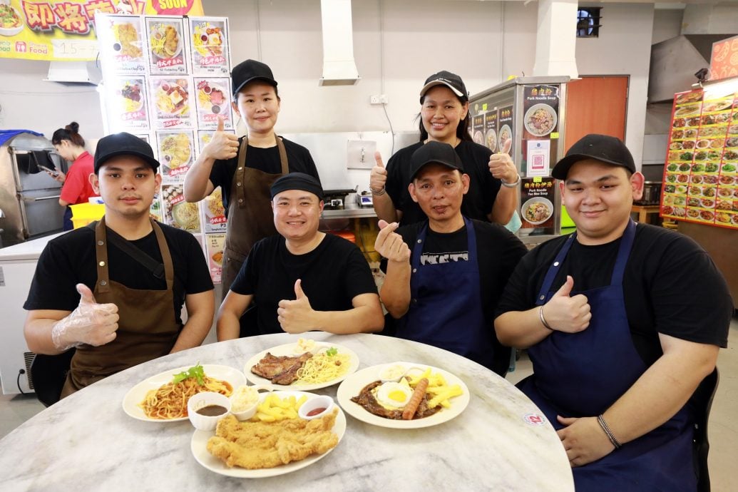 大都会/揾食系列/928见报/《翁师父西餐馆》“大件抵食”大手掌鸡扒拌秘制黑胡椒酱汁征服吃货味蕾 早晚市车轮战应付客流   