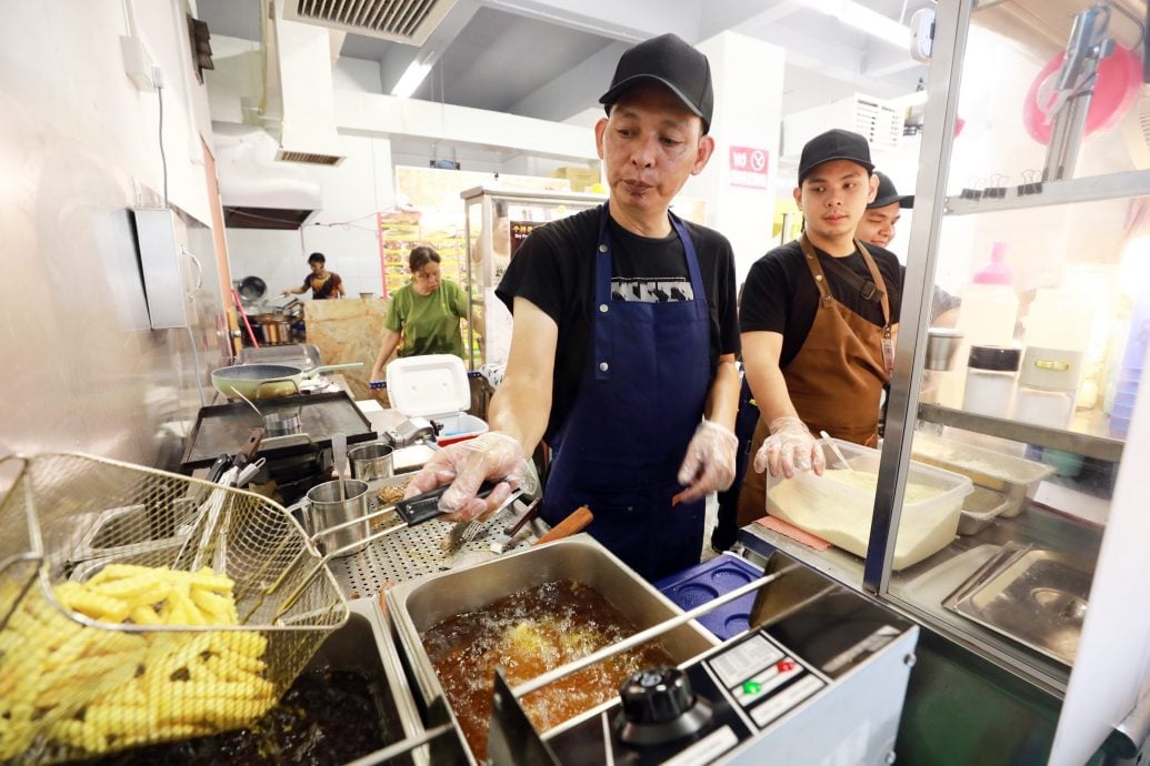 大都会/揾食系列/928见报/《翁师父西餐馆》“大件抵食”大手掌鸡扒拌秘制黑胡椒酱汁征服吃货味蕾 早晚市车轮战应付客流   