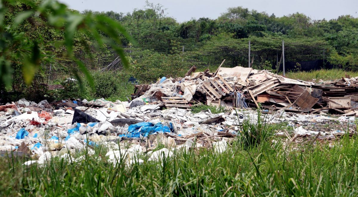 大都會/毗鄰住宅區非法垃圾土埋場“死灰復燃”，居民盼當局採取行動