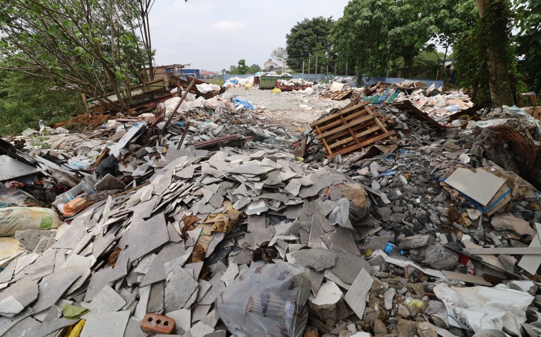 大都會/毗鄰住宅區非法垃圾土埋場“死灰復燃”，居民盼當局採取行動