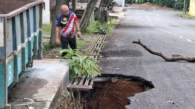 沟渠崩裂致泥土流失 路面现大坑洞