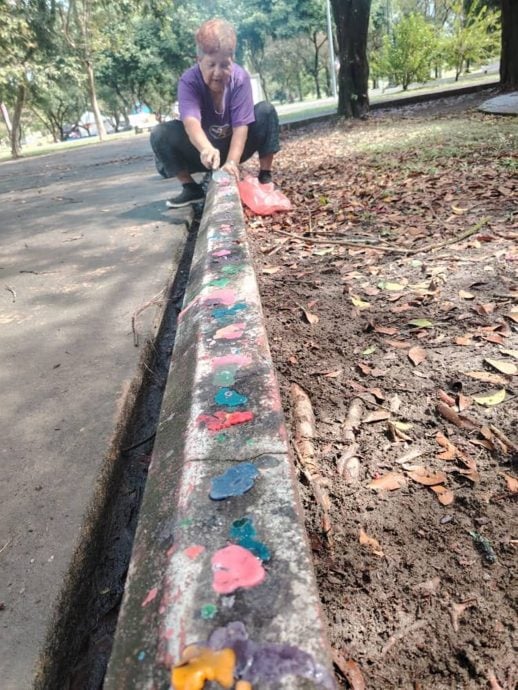 太平湖滑轮场再现蜡泪 庆中秋节后忙清理 