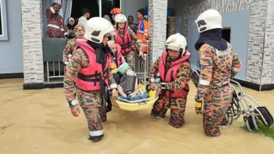 威省20地区内涝   消拯队救援2受困妇女