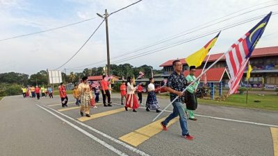 宁宜中平华小庆国庆  学生挥国旗游行1公里