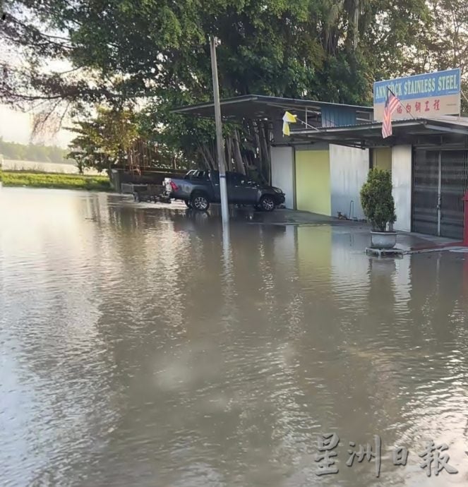 安順河堤崩破 市區芭尾淹水