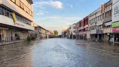 安順河堤崩破 市區芭尾淹水