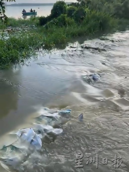 安顺河堤崩破 市区芭尾淹水