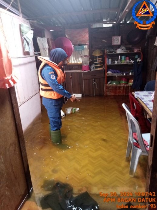 峇眼拿督3小时大涨潮 多地水灾房子遭潮水袭