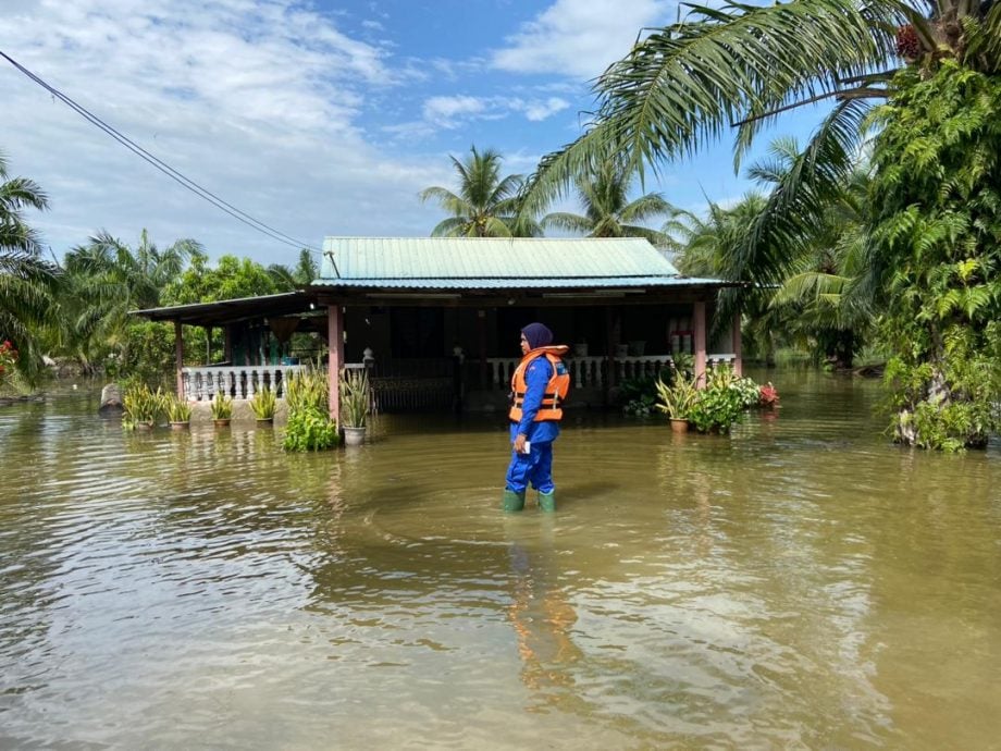 峇眼拿督3小时大涨潮 多地水灾房子遭潮水袭